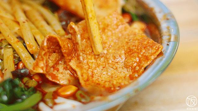 又香又臭的螺蛳粉太美味了,又臭又香螺蛳粉真的很好吃