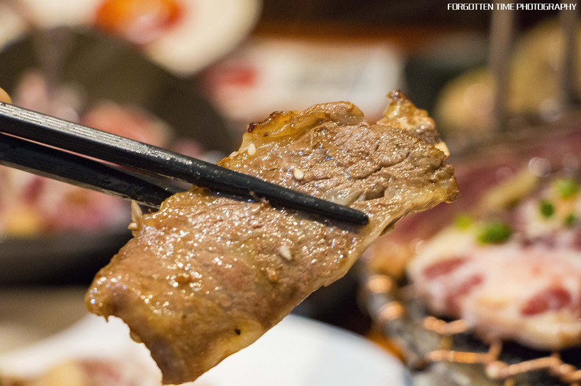 等待烤盘上的肉，就像是异地恋的情侣，看得见却吃不到