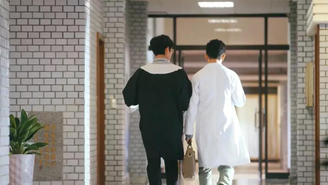 王俊凯摸易烊千玺的手的视频,王俊凯摸易烊千玺的手