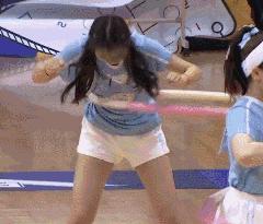 穿恨天高坐地铁的社死现场，两位男士都不忍看这次“崴脚表演”