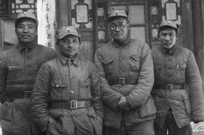 今天他115岁了，*小平邓**人生的40个瞬间