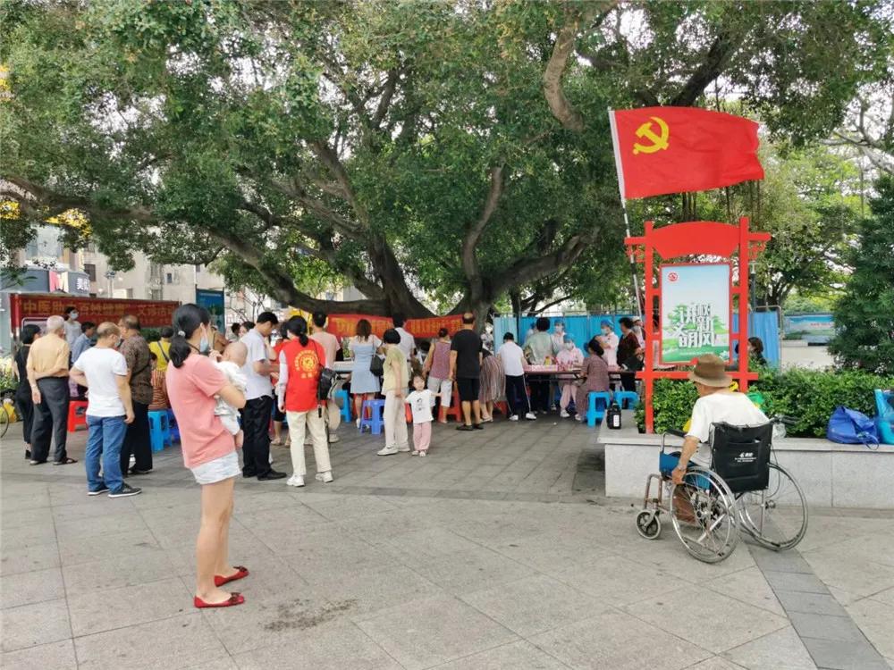 中医义诊进社区服务居民零距离,中医文化进社区健康义诊暖民心