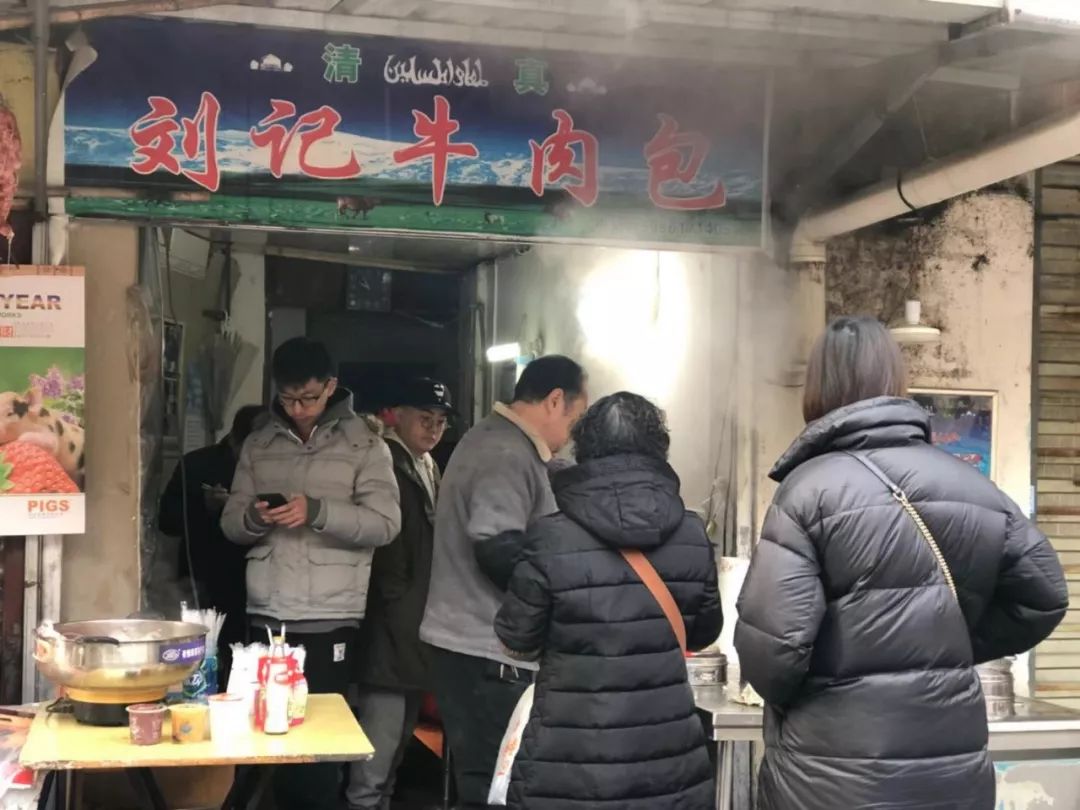 牛肉包子、热干面和豆皮，寻找传说中的武汉老武锅“三大金刚”
