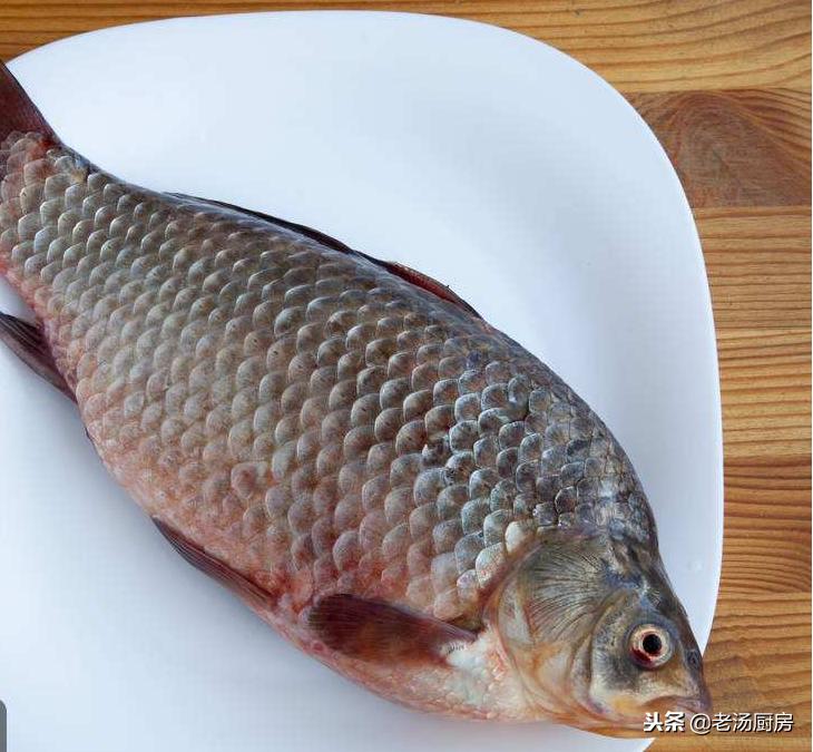炖鲫鱼放酱油吗,炖鲫鱼要不要去鱼鳞