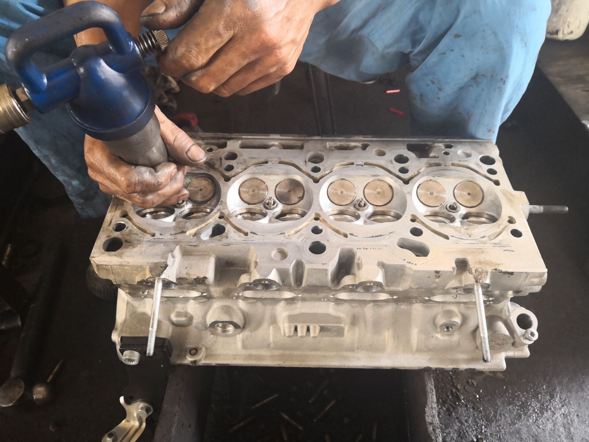 奥迪a6l2.0t气门油封烧机油,老款奥迪a6l2.0烧机油怎么解决