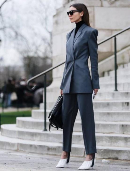 刘雯机场穿搭最近皮衣,刘雯穿全黑色服装休闲又帅气