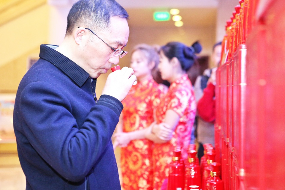 以酒为缘传唱经典红西凤携手中*歌国**舞剧院民族乐团带来视听盛