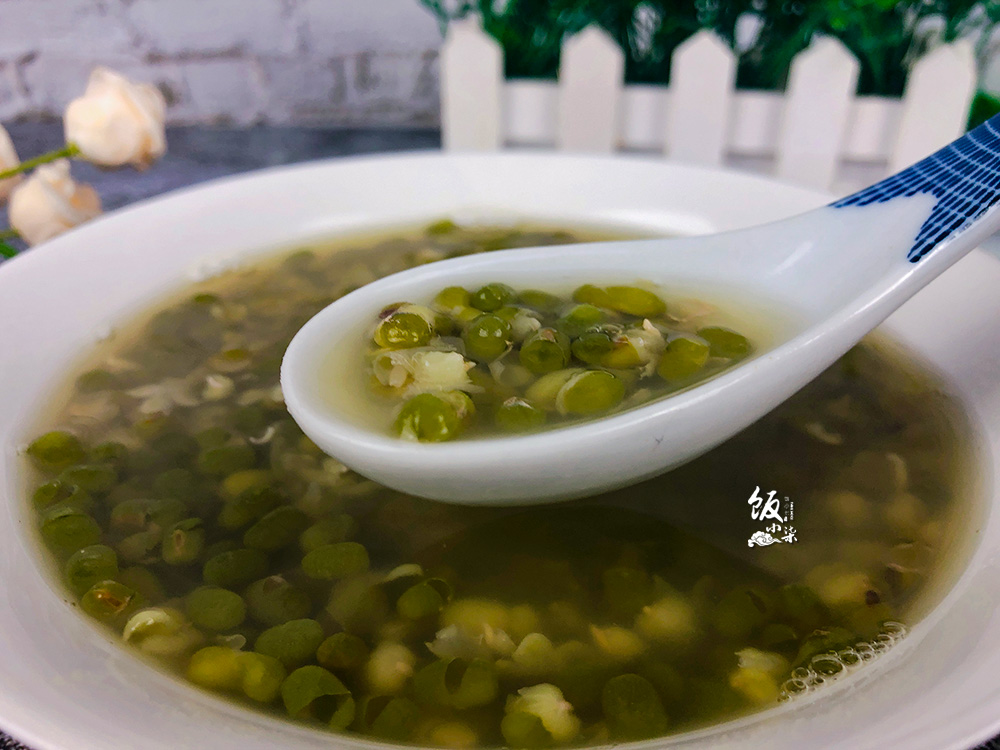绿豆汤烧的是红色的怎么回事,绿豆汤怎么煮不变色不发绿