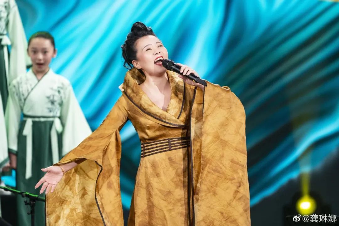 她当初凭一首歌走红,她曾凭一首歌走红