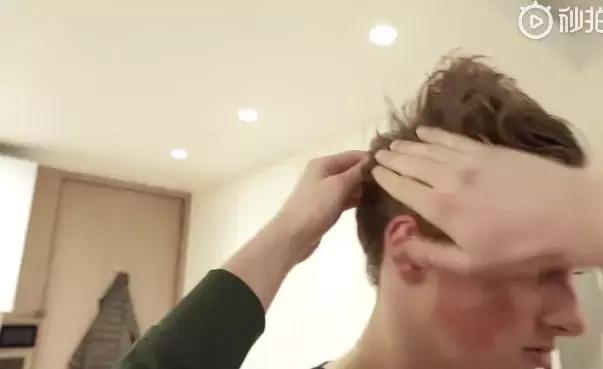 我们花了400块，把土鳖小伙子送上了伦敦时装周？？？