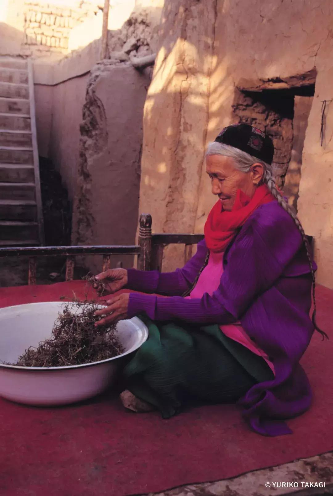 25年前,一个日本人带着天价衣服到中国,给西北人拍了一批硬照