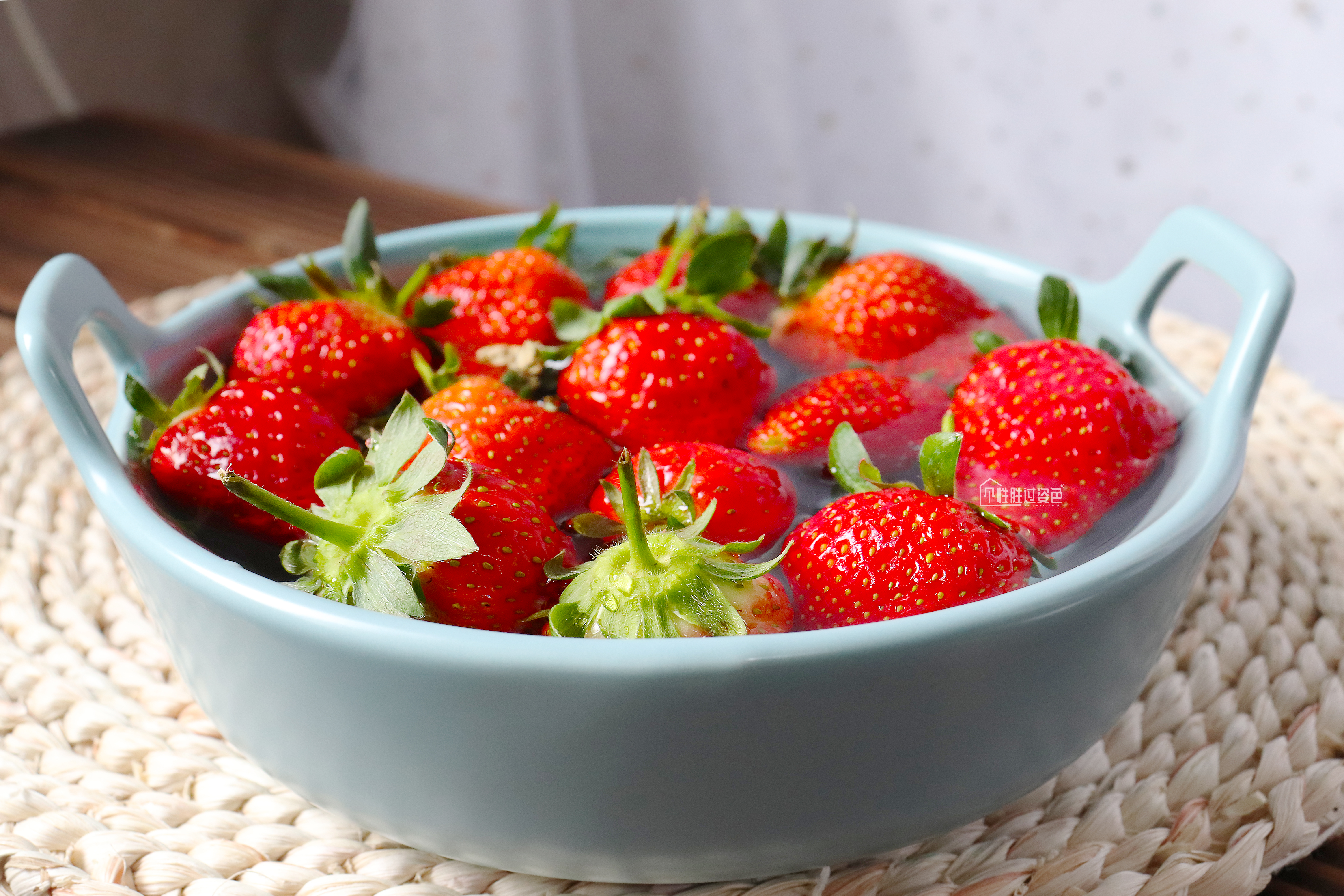 火爆网络的高颜值草莓鲜牛乳来了，喝完这杯我就是头条最甜的仔