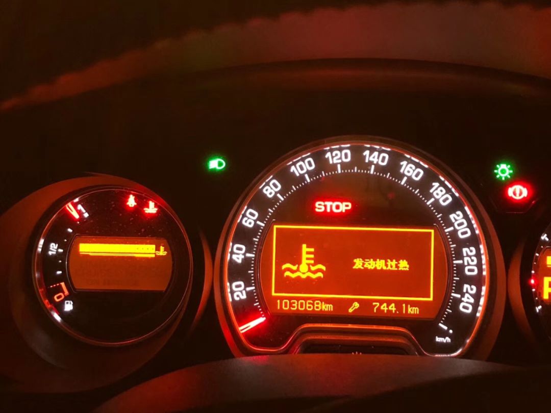 三辆老车,三辆车逆行下高速视频