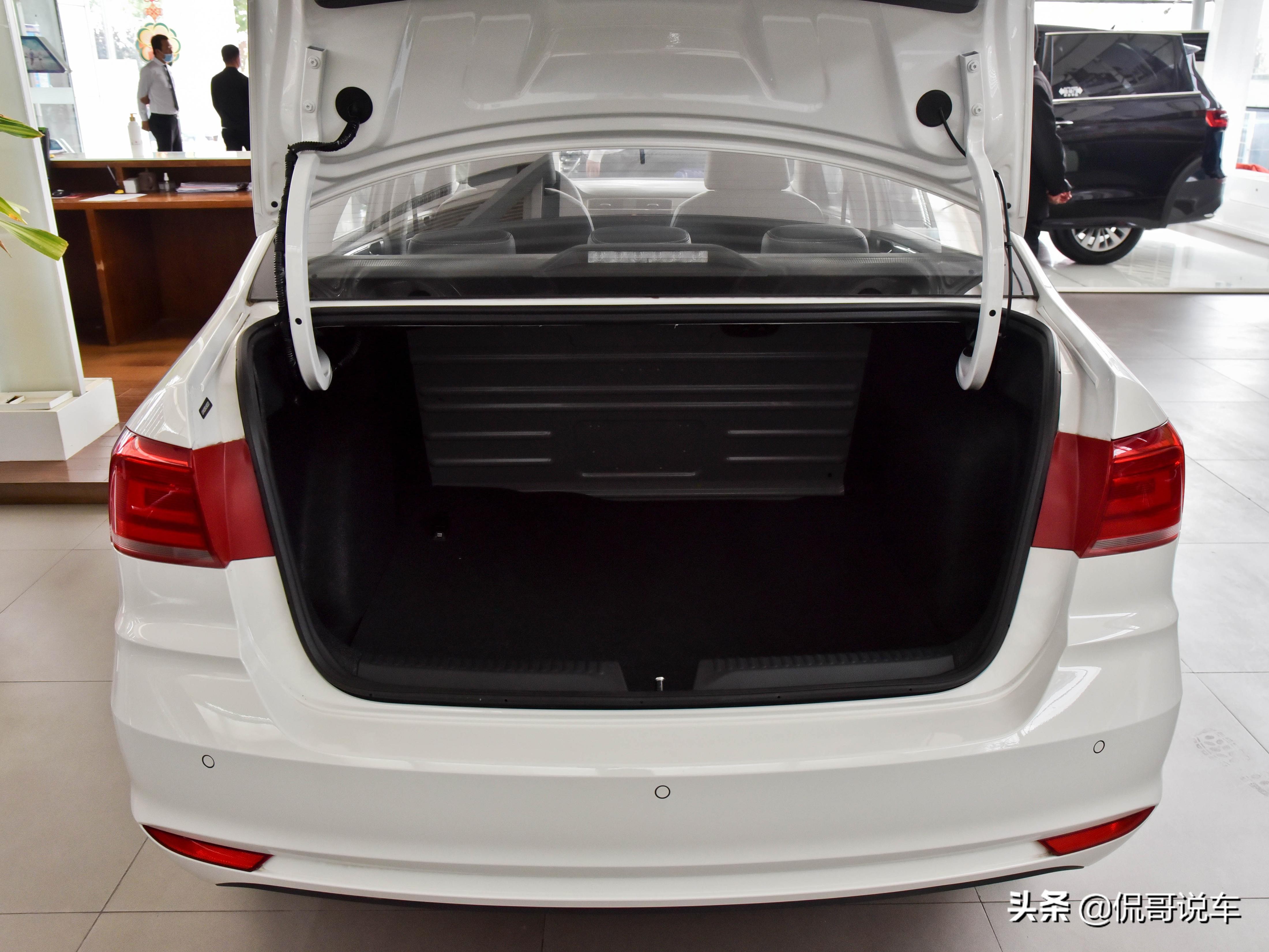 买了就是“真香”小哥带你一起看大众桑塔纳