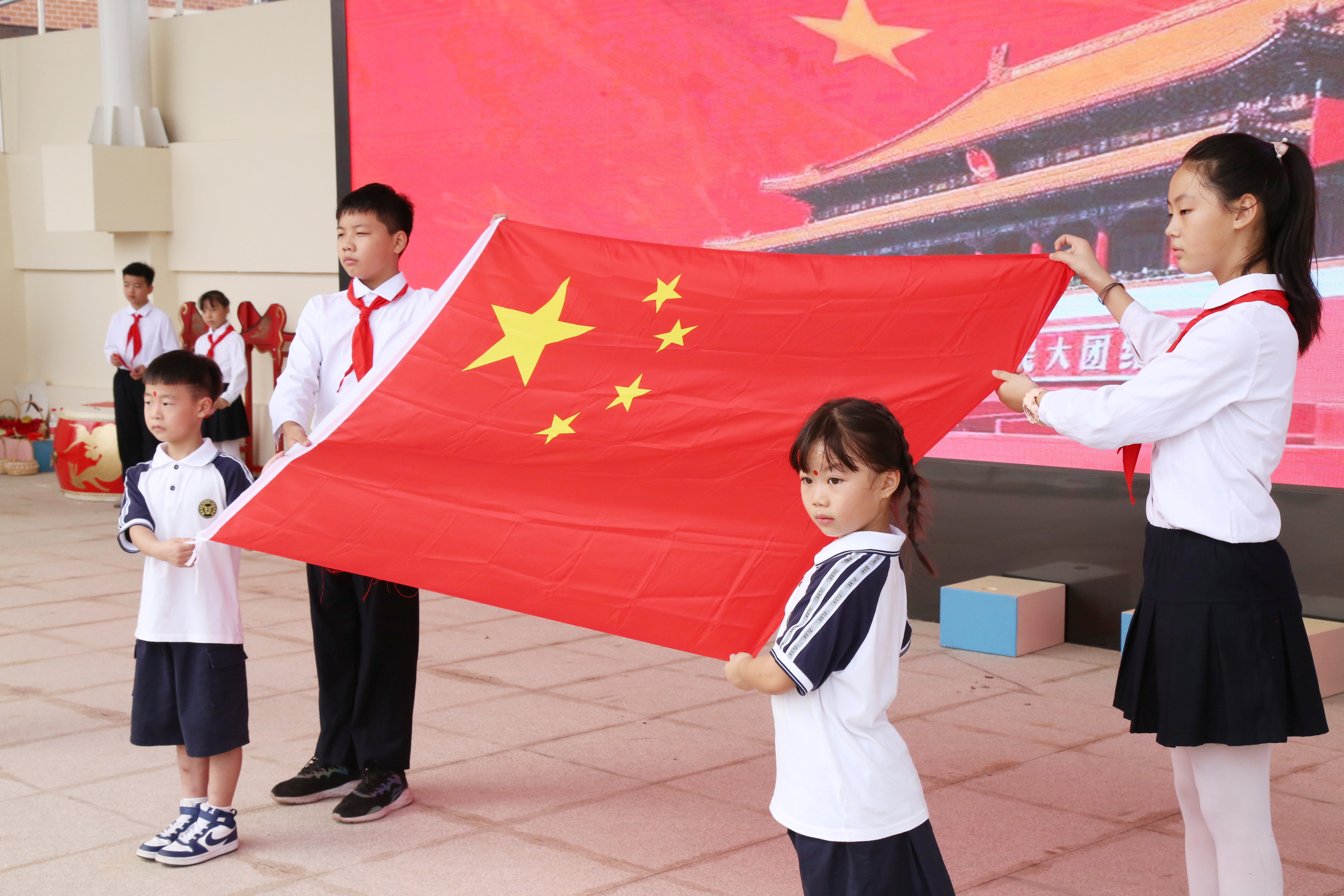 喜迎国庆各地节日氛围浓,万家团圆度佳节多彩活动迎国庆