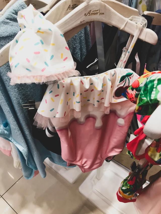 带娃游泳必须戴泳镜吗,儿童学游泳适合戴大框泳镜吗