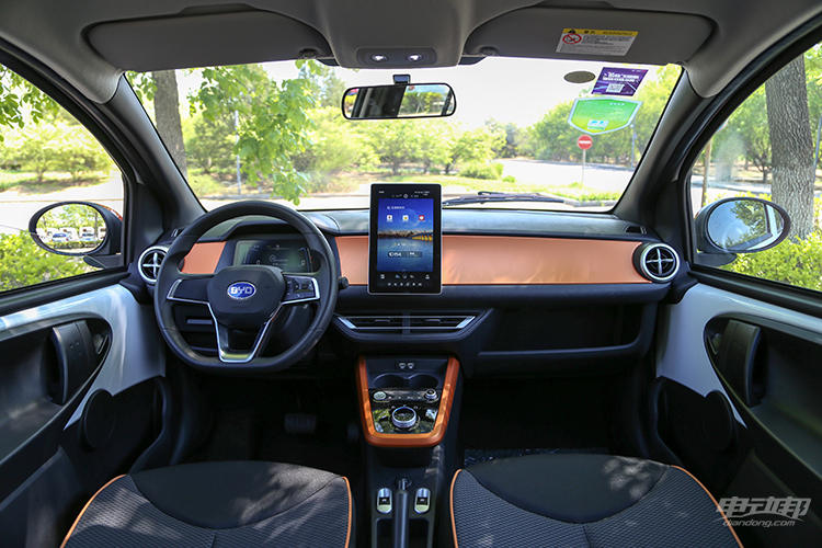 科技与复古并存？短暂体验比亚迪e1感受