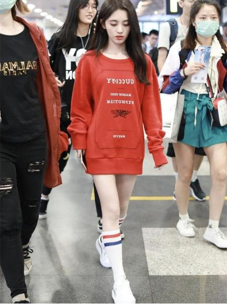 鞠婧祎穿黄色卫衣配羊羔毛,鞠婧祎穿搭白鞋