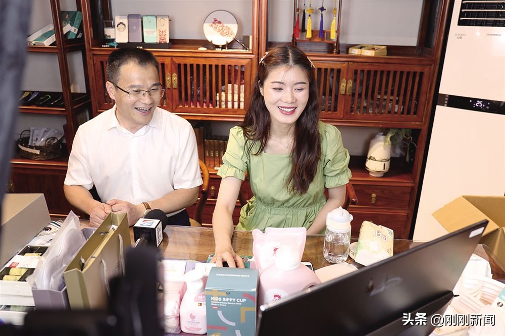 超燃的1.5小时，带货24.8万元！顾全化身“网红主播”撬动震泽夜经济