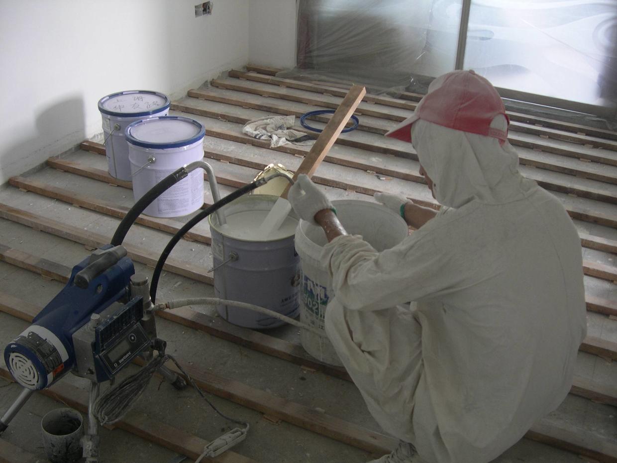 选好乳胶漆，滚刷好还是喷涂好，搞清楚优缺点，装修坑不了你