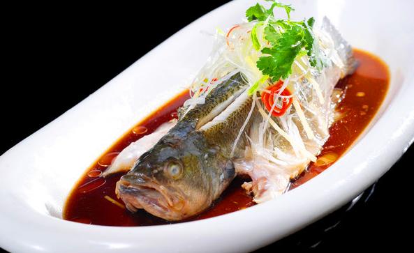 蒸鱼可以放好调料直接蒸吗,用蒸鱼豉油蒸鱼还要不要加盐