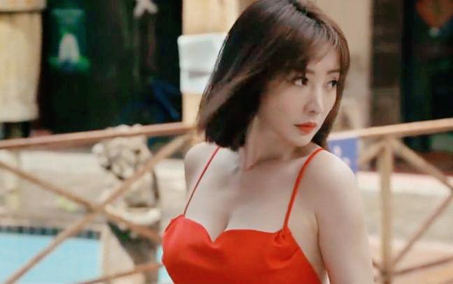 柳岩穿吊带衫,柳岩白色吊带衫