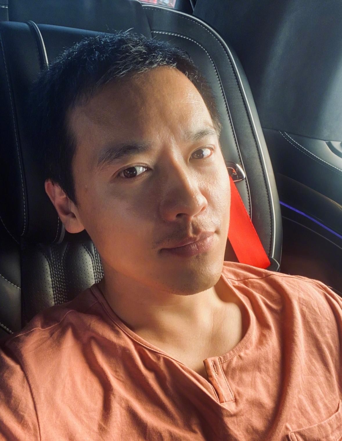 高云翔晒与女儿合照画面温馨有趣,高云翔消失5个月后晒自拍照