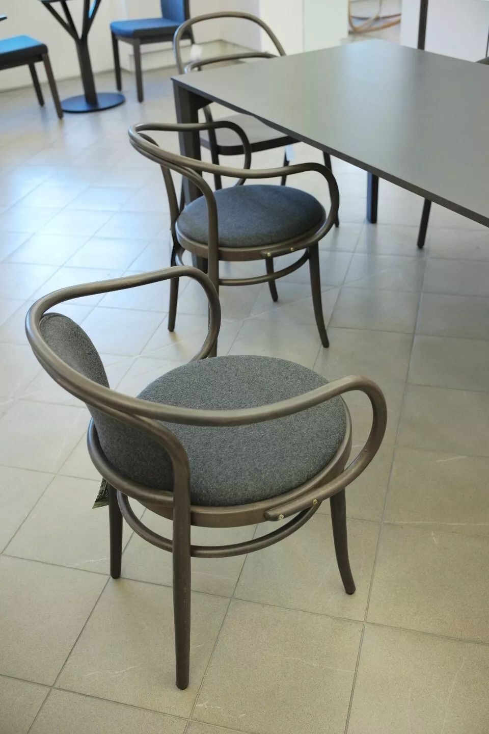 探访TON工厂看经典椅子背后的故事|疯狂24h我们去捷克干了啥？