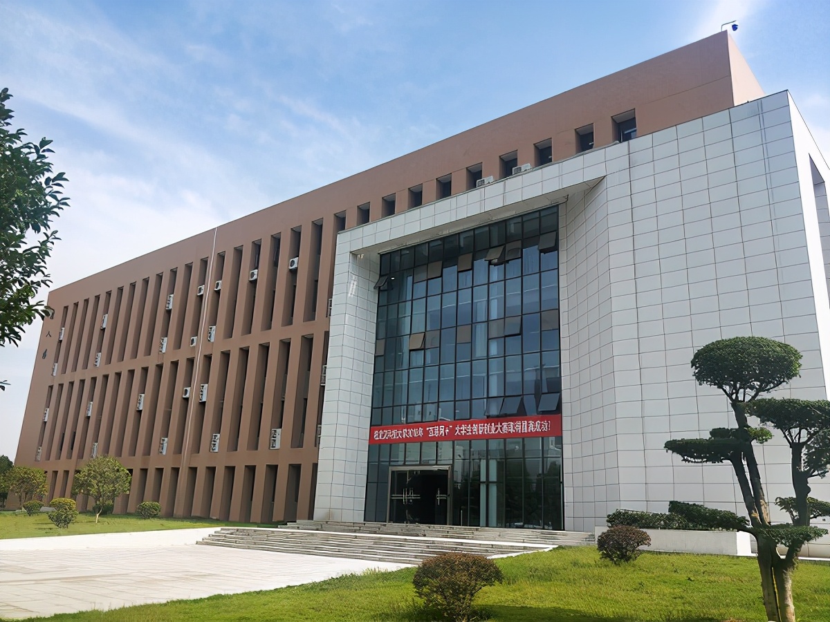 许家印给清华大学捐了多少钱,许家印为家乡捐了多少亿