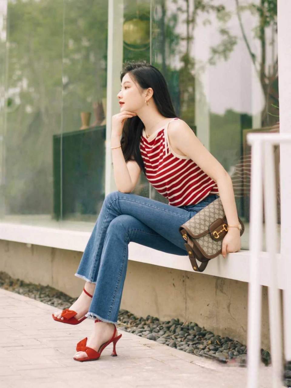 牛仔裤搭配冰丝短袖t恤,普通t恤搭配牛仔裤怎么穿好看