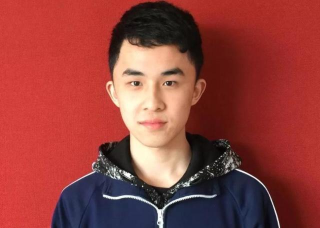 “一个人的篮球队”站在WCBA赛场刷屏、吸睛……只为了一个他