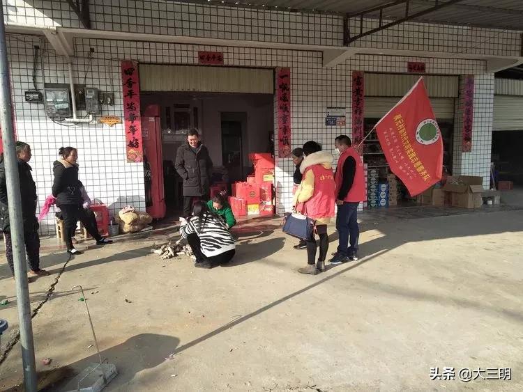 一抹志愿红点亮文明城,一抹志愿红一颗志愿心