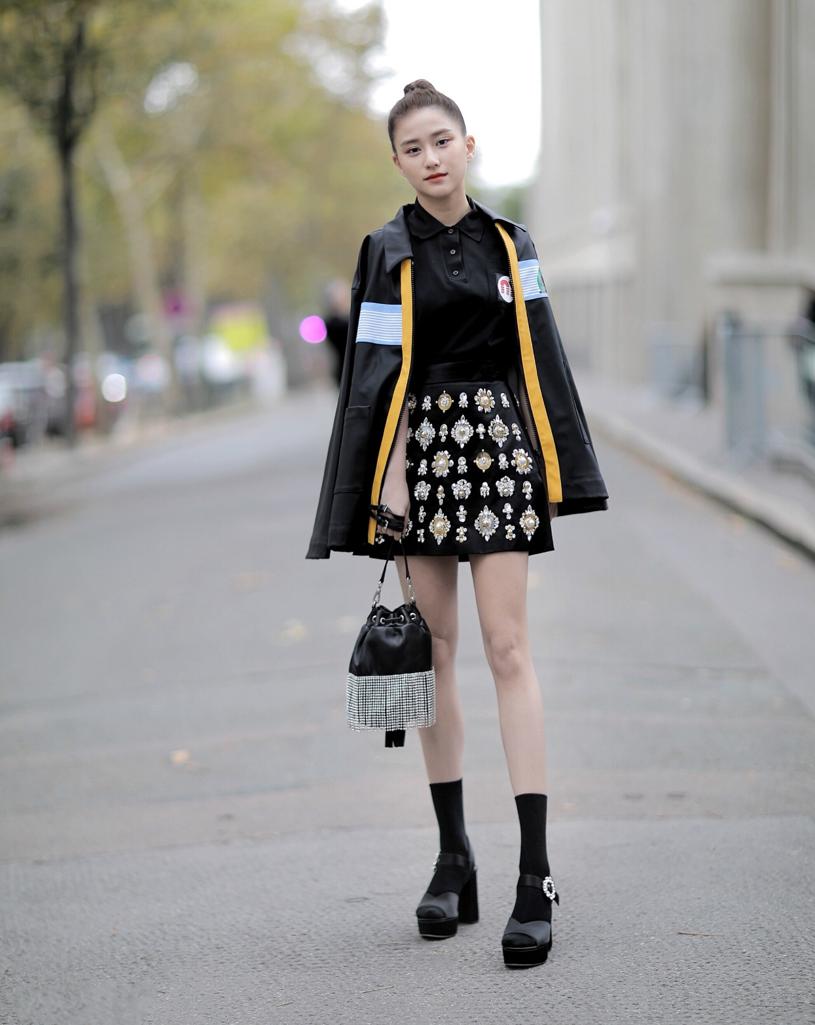 何超莲有高级感吗,何超莲优雅抹胸裙配大衣