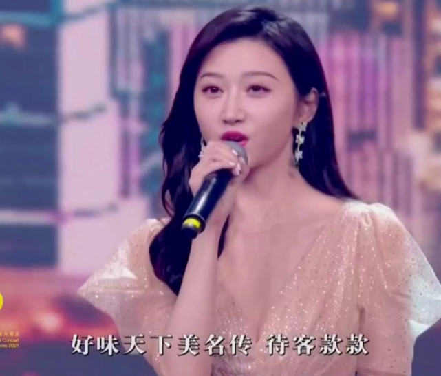 大湾区王菲出场谢霆锋表现,谢霆锋看王菲演唱会的视频