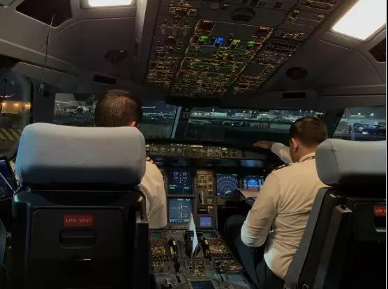 卡塔尔航空777经济舱体验,卡塔尔航空qsuite商务舱是哪个飞机