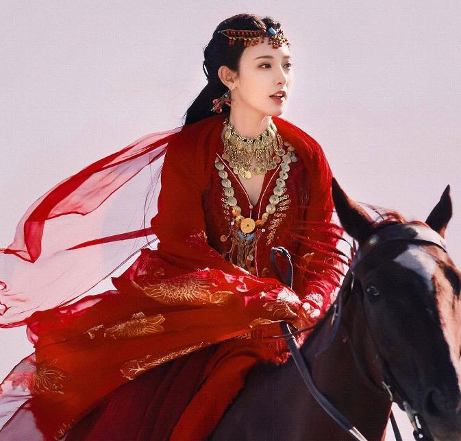 彭小苒为什么穿异域风情那么美,迪丽热巴和彭小苒谁更漂亮