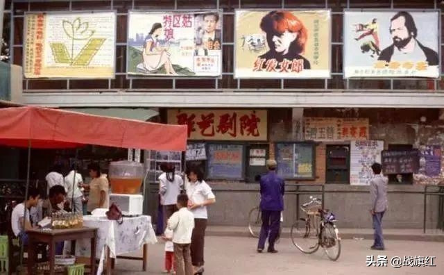 照相馆有个漂亮姑娘，当兵的很乐意照相，老兵在此喜拍结婚照