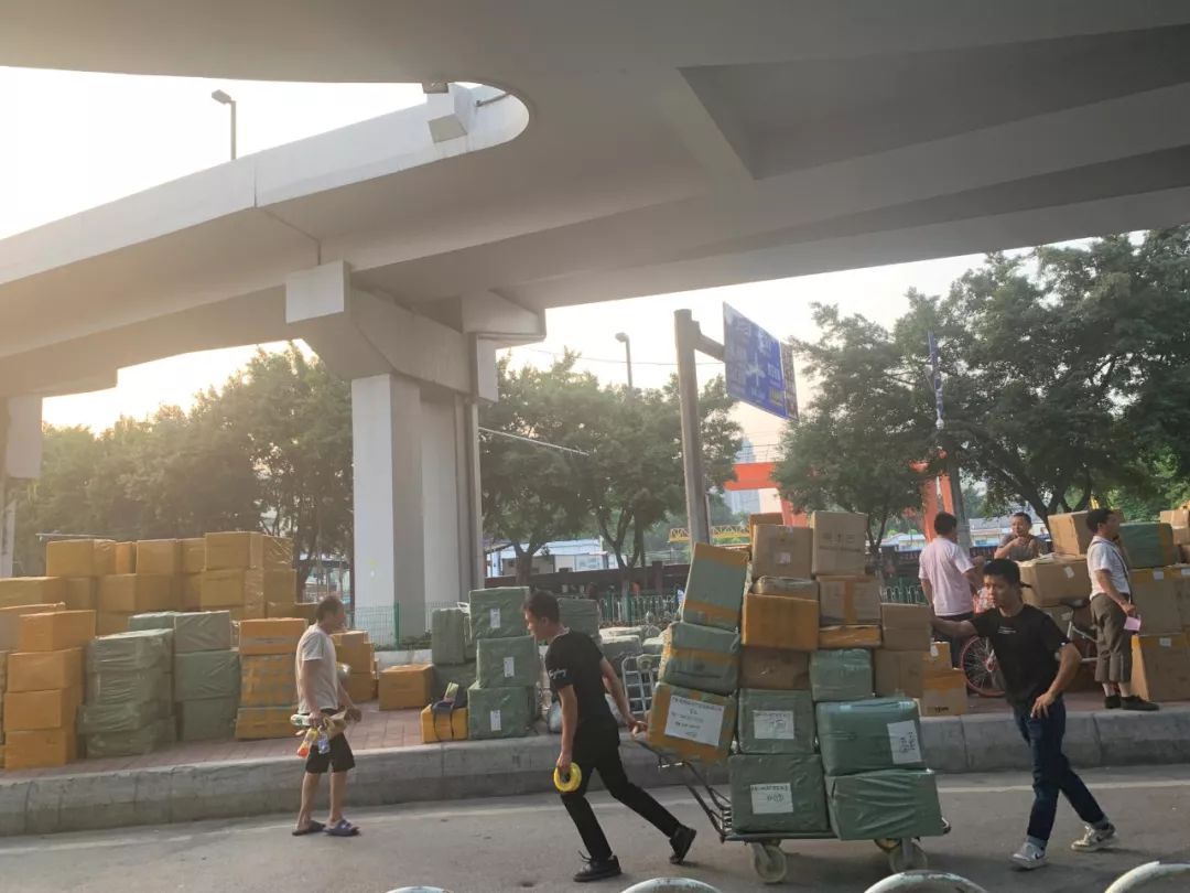 广州十三行为何依然火爆,广州十三行上下九商业步行街衣服