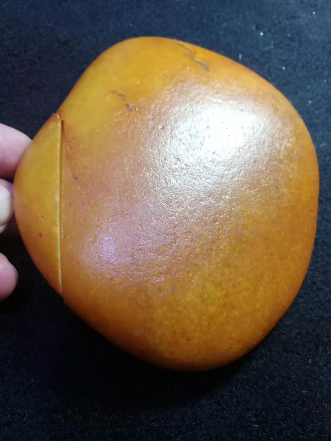 玉雕大师手里的黑青籽料,籽料皮色彰显玉雕灵气