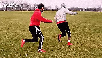 足球比赛中的防守原则有哪些,防守原则足球