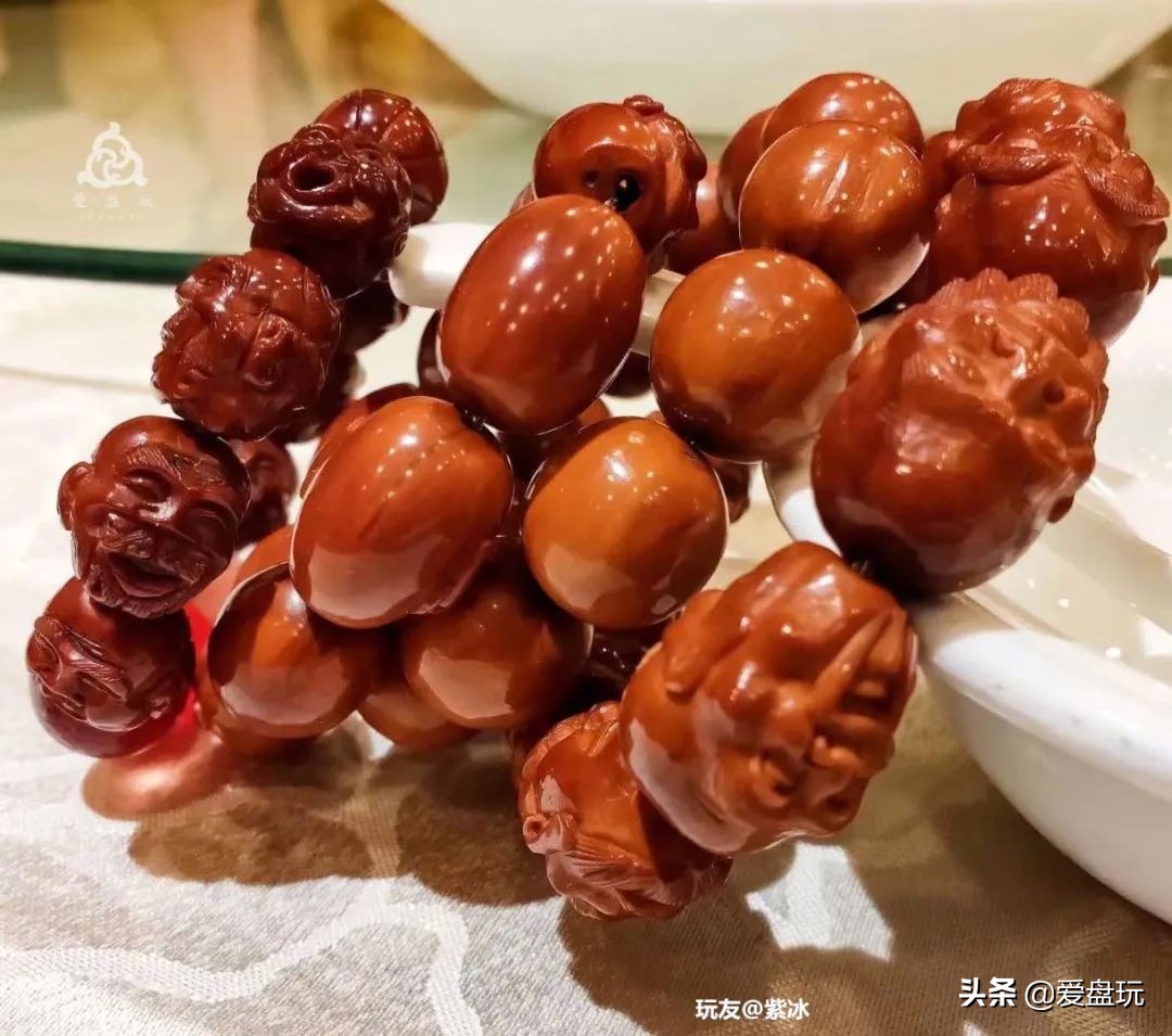 玩了五六百条手串，每天麒麟臂上班，这女子玩串牛气