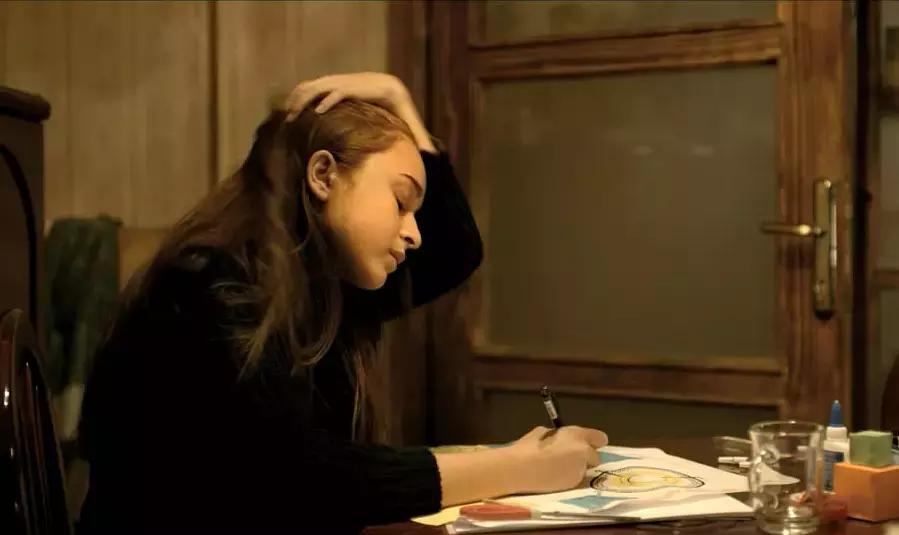 导演拒绝删减任何镜头!片长3小时,生生扯下了理想主义的遮羞布