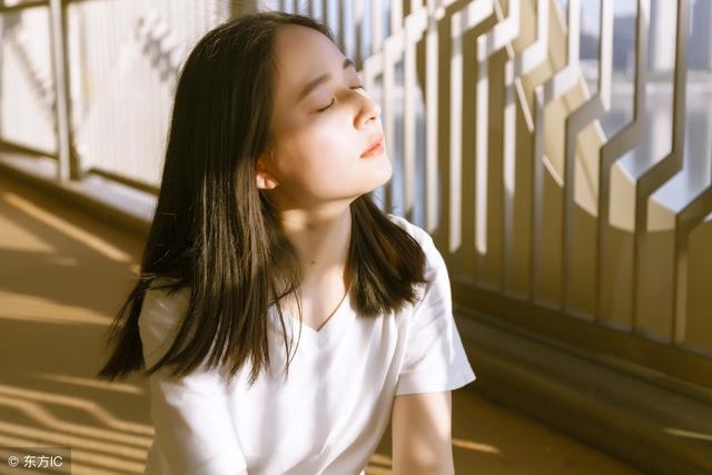 小说：女护士被混混骚扰，小村医出面反抗，一脚把大汉踢飞五米远