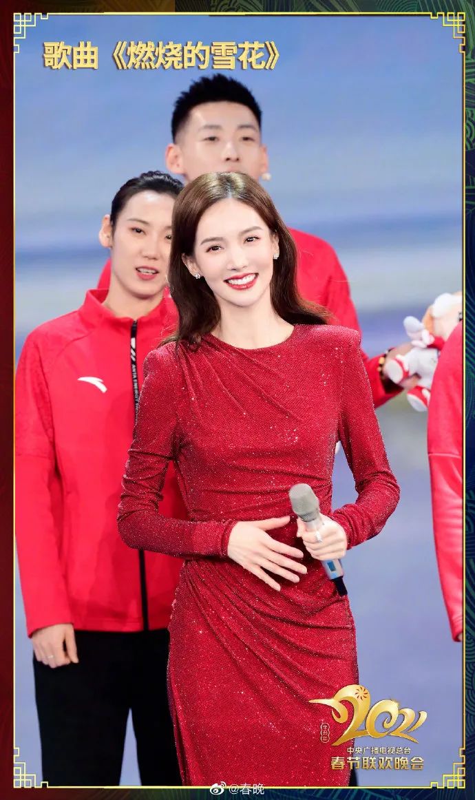 春晚时尚图鉴:热巴杨幂的红裙、王菲刷碗手套和董卿李思思的口红