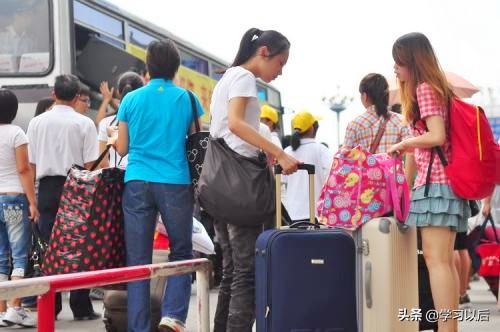 大一新生开学时火车票容易买吗,大一开学买火车票凭什么半价