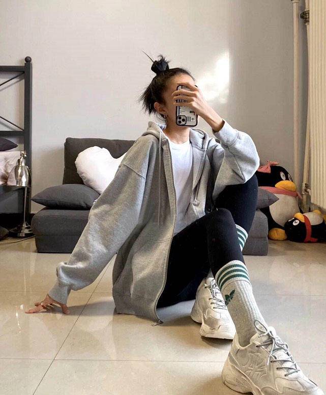 冬季阔脚裤搭配卫衣,瑜伽裤袜子外穿酷