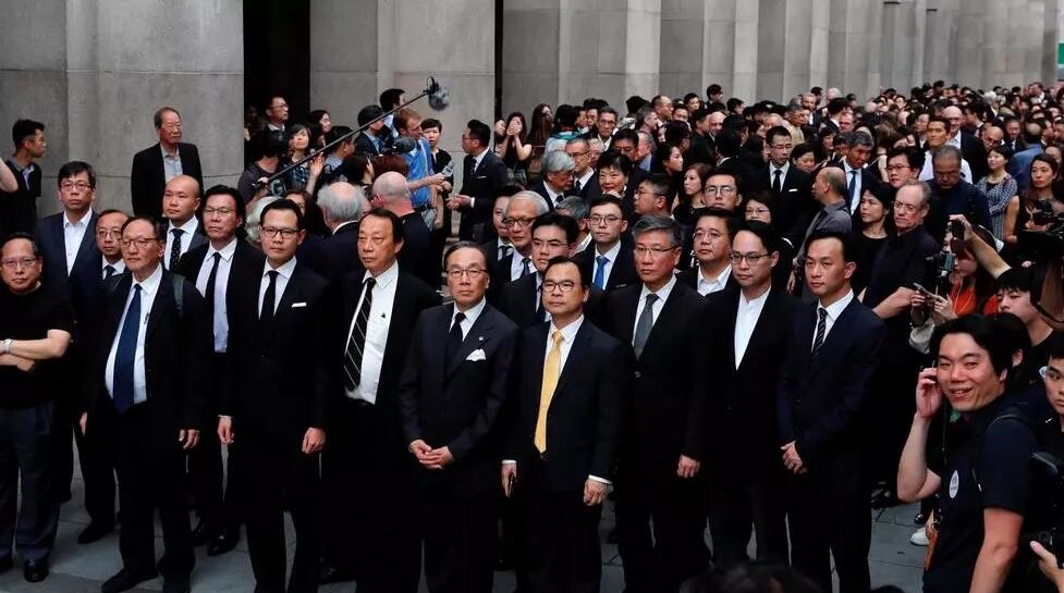 香港法律界“乱象”，完全感受不到回归，效忠还停留在英伦