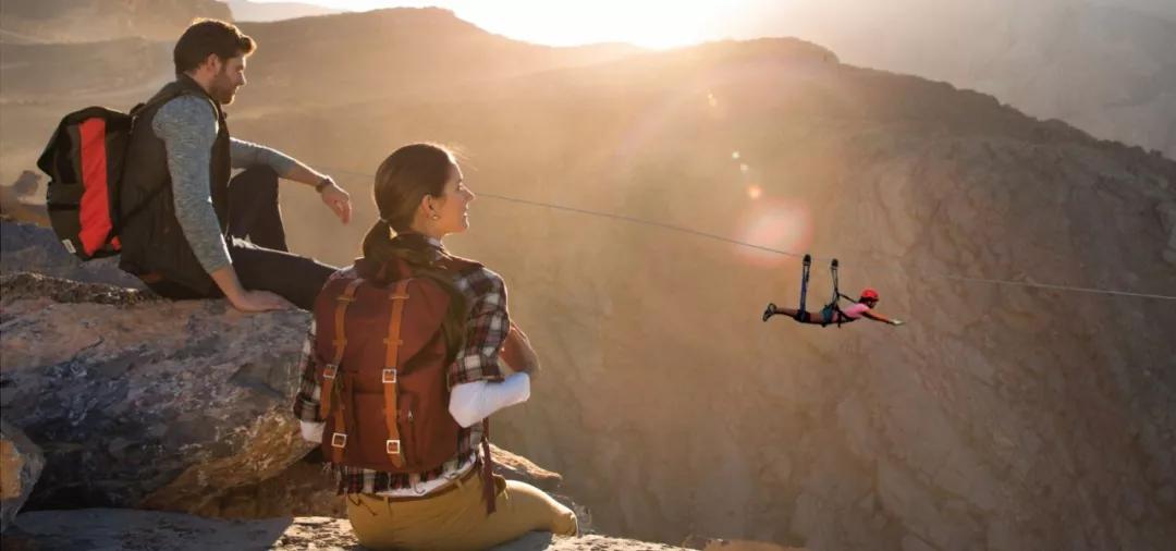 演艺圈里的职业赛车手,他是三个孩子的爸爸的英文怎么说