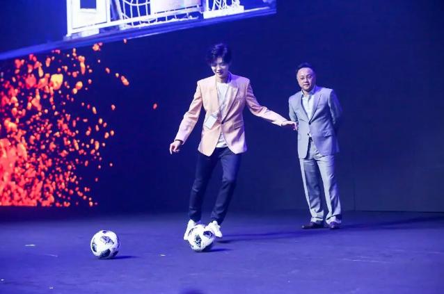 鹿晗打篮球超级远射三分,鹿晗扣篮集锦