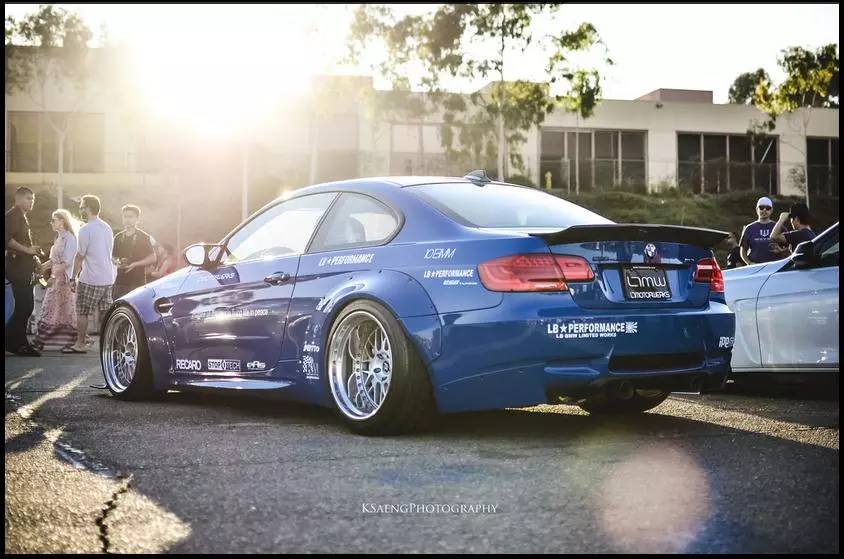 瀹濋┈e92澶栬濂椾欢,瀹濋┈e92鍙岄棬閾惰壊